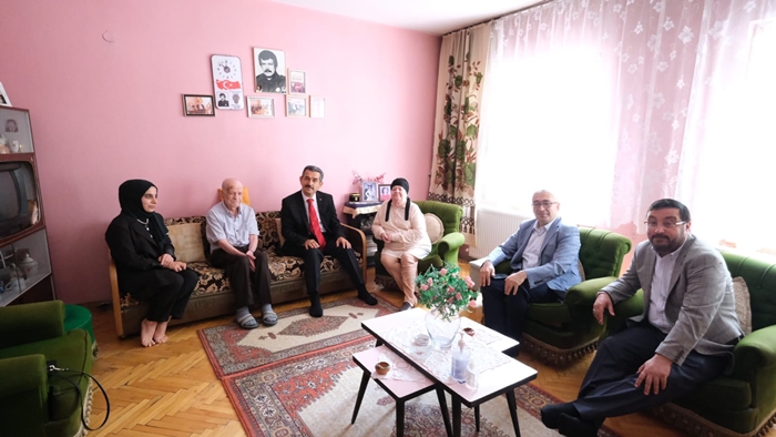 Vali Ekici babalar gününde şehit aileleri ziyaretlerine devam etti