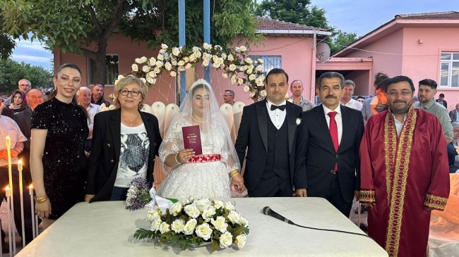 Vali Ekici Bayramdere’de genç çiftin mutluluklarına ortak oldu