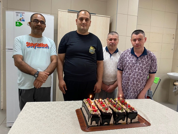 Özel gereksinimli bireylere pastalı doğum günü