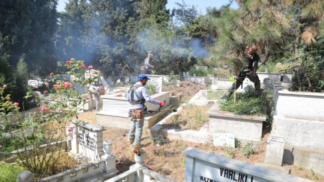 Edirne’de mezarlıklar bayrama hazırlanıyor
