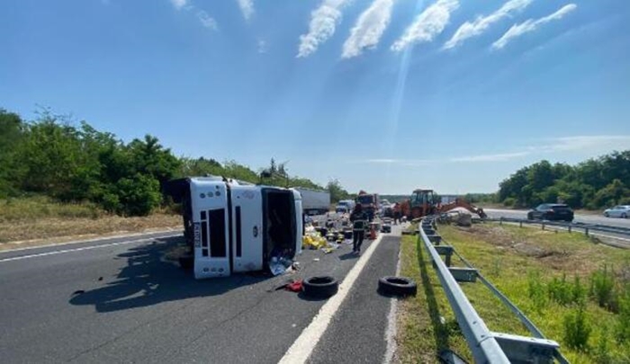 Lüleburgaz'da devrilen TIR'ın sürücüsü yaralandı