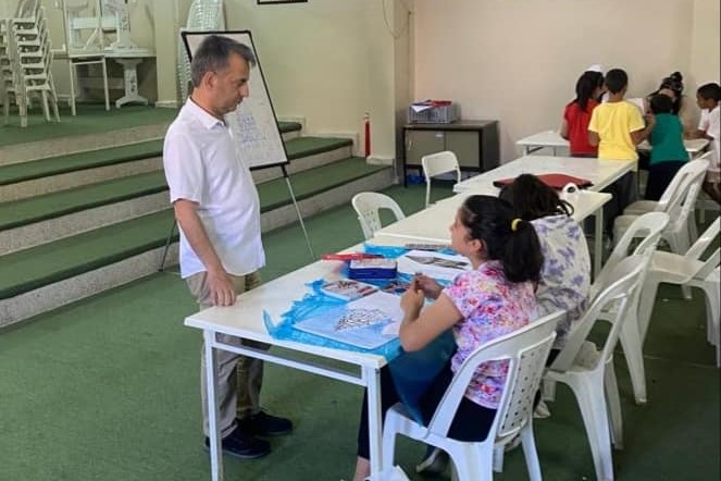 Resim kursuna devam eden çocukları ziyaret etti