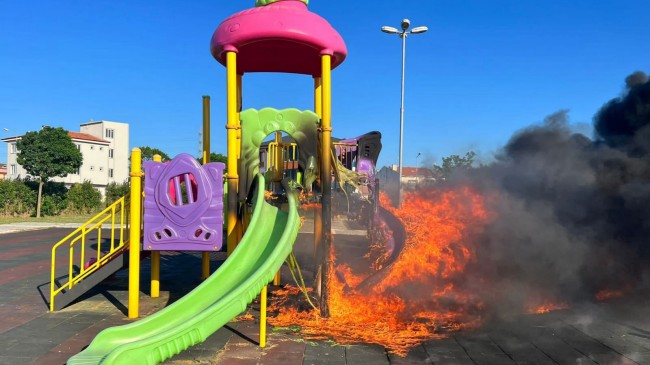 Çorlu’da parktaki çocuk oyun grupları yakıldı