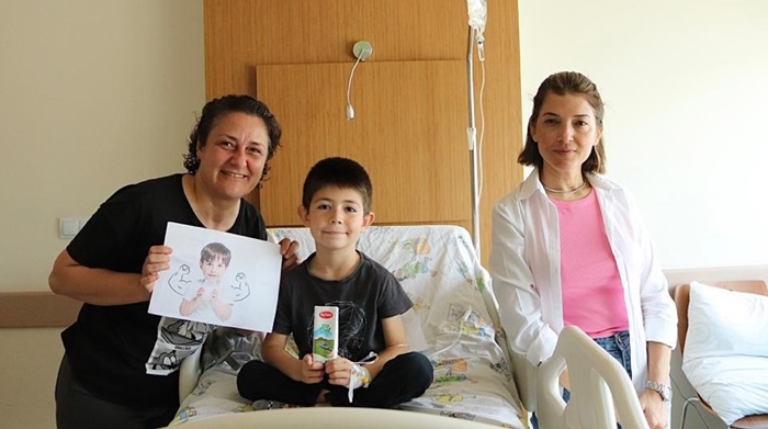 Hastanede hastalara süt dağıtıldı