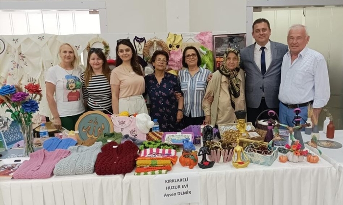 Huzurevi sakinlerini ürünleri ziyaretçilerin beğenisine sunuldu