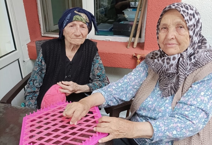 Huzurevi sakinleri örgü örme etkinliğiyle keyifli vakit geçiriyorlar