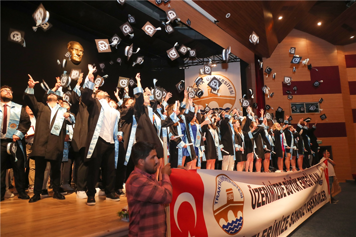 TRAKYA ÜNİVERSİTESİ MÜHENDİSLİK FAKÜLTESİNDE MEZUNİYET COŞKUSU