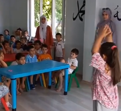 Kur’an Kursu öğrencisi İstiklal Marşını işaret dili ile okudu
