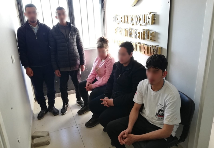 Emniyetten göçmen kaçakçılarına büyük darbe