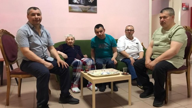 Bayram nedeniyle huzurevindeki anneleri ile bir araya geldiler