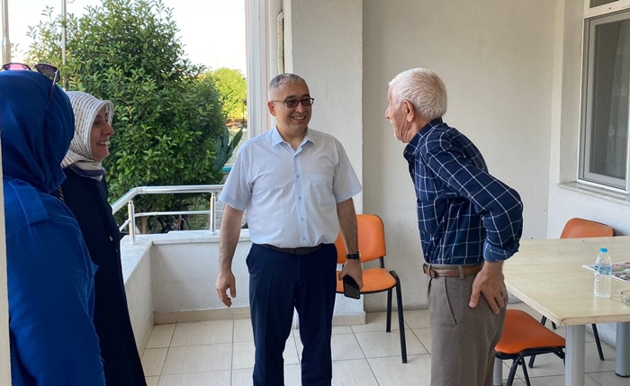 İl Müdürü Uysal ve eşinden huzurevi sakinlerine ziyaret