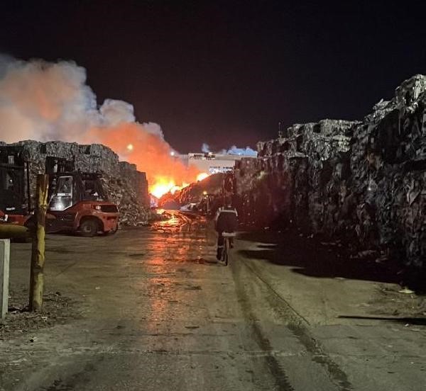 Tekirdağ'da kağıt fabrikasında yangın