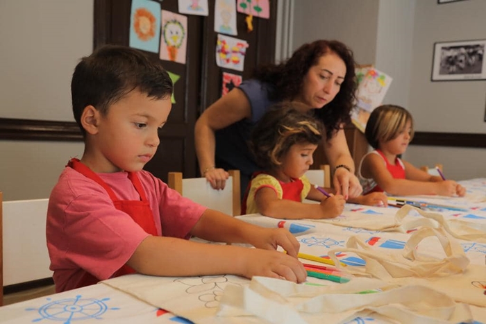 Çocuklar bez çantaları boyadı
