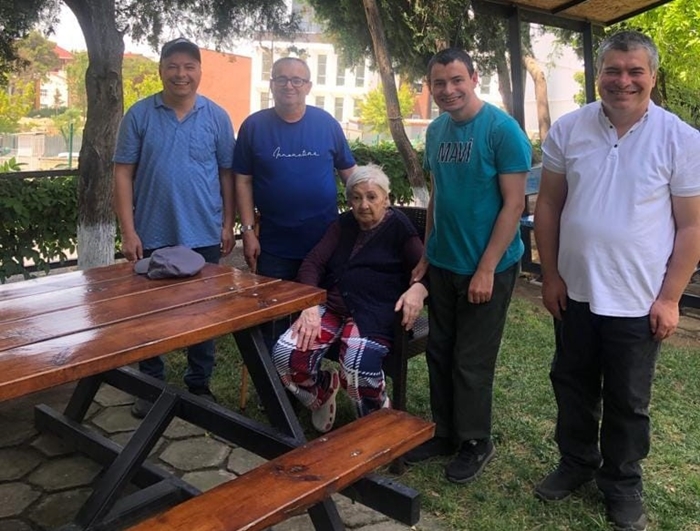 Özel gereksinimli bireylerden huzurevindeki annelerine ziyaret