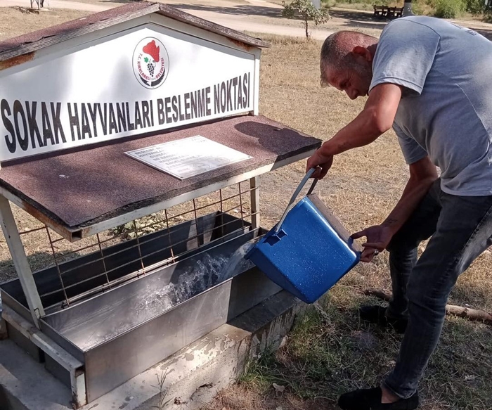 Kırklareli Belediyesinden mama ve su desteği