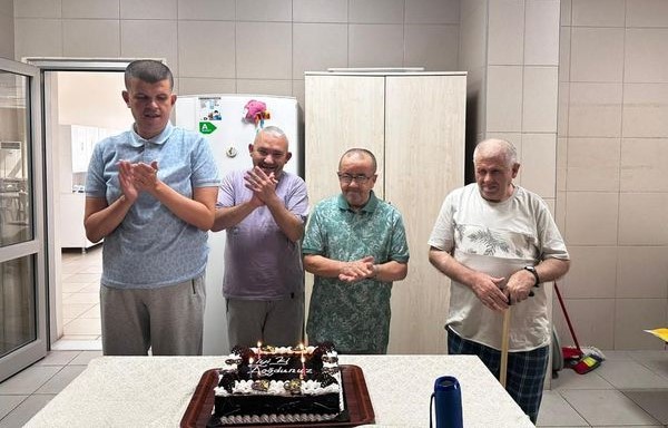 Özel gereksinimli bireylere doğum günü etkinliği