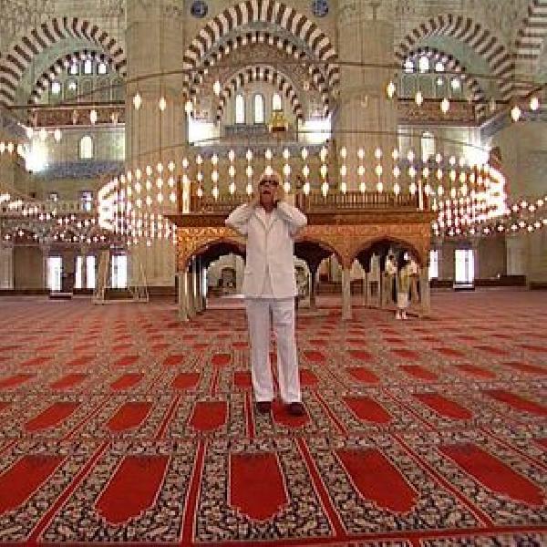 Selimiye Camisi'nin beyaz takım elbiseli müezzini hayatını kaybetti