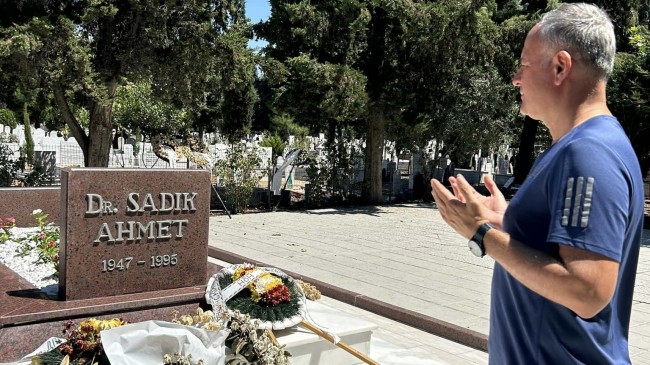 Başkan Türker’den Dr. Sadık Ahmet'in kabrine ziyaret