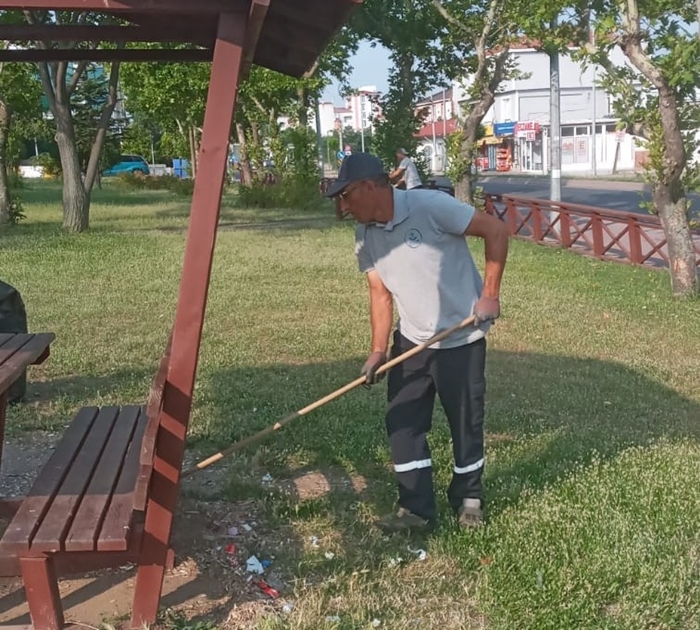 Parklar ekipler tarafından temizlendi