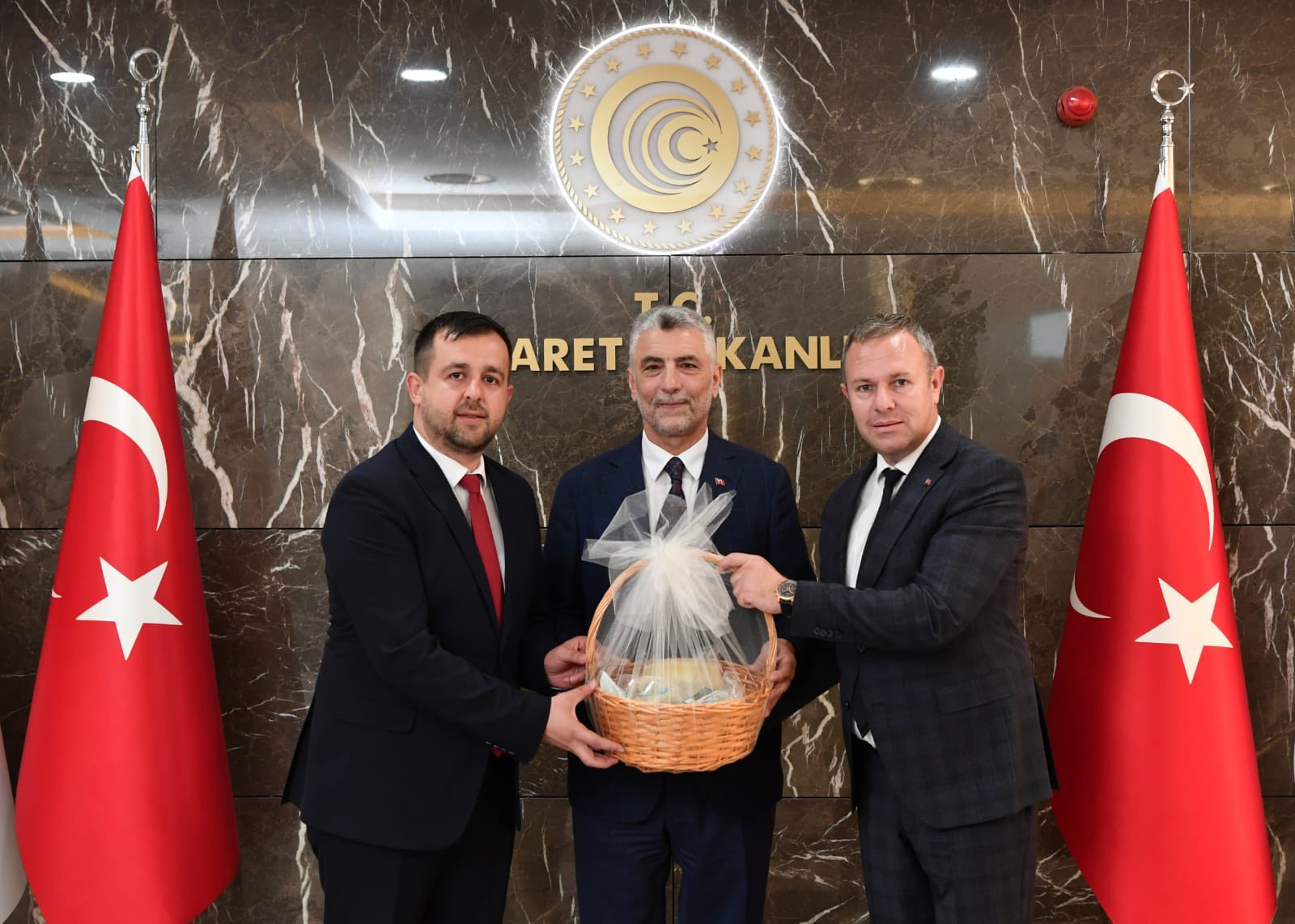 Kırklareli TSO Başkanı Ilık, T.C. Ticaret Bakanı Prof. Dr. Bolat’a Kırklareli’nin Coğrafi İşaretli Ürünleri’ni takdim etti