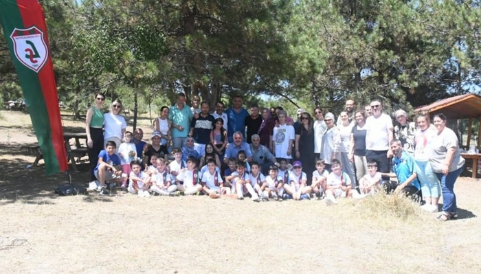 Minik sporculara kent ormanında piknik