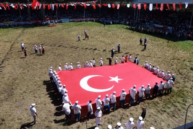 Kırkpınar Er Meydanı'nda dev Türk bayrağı açıldı