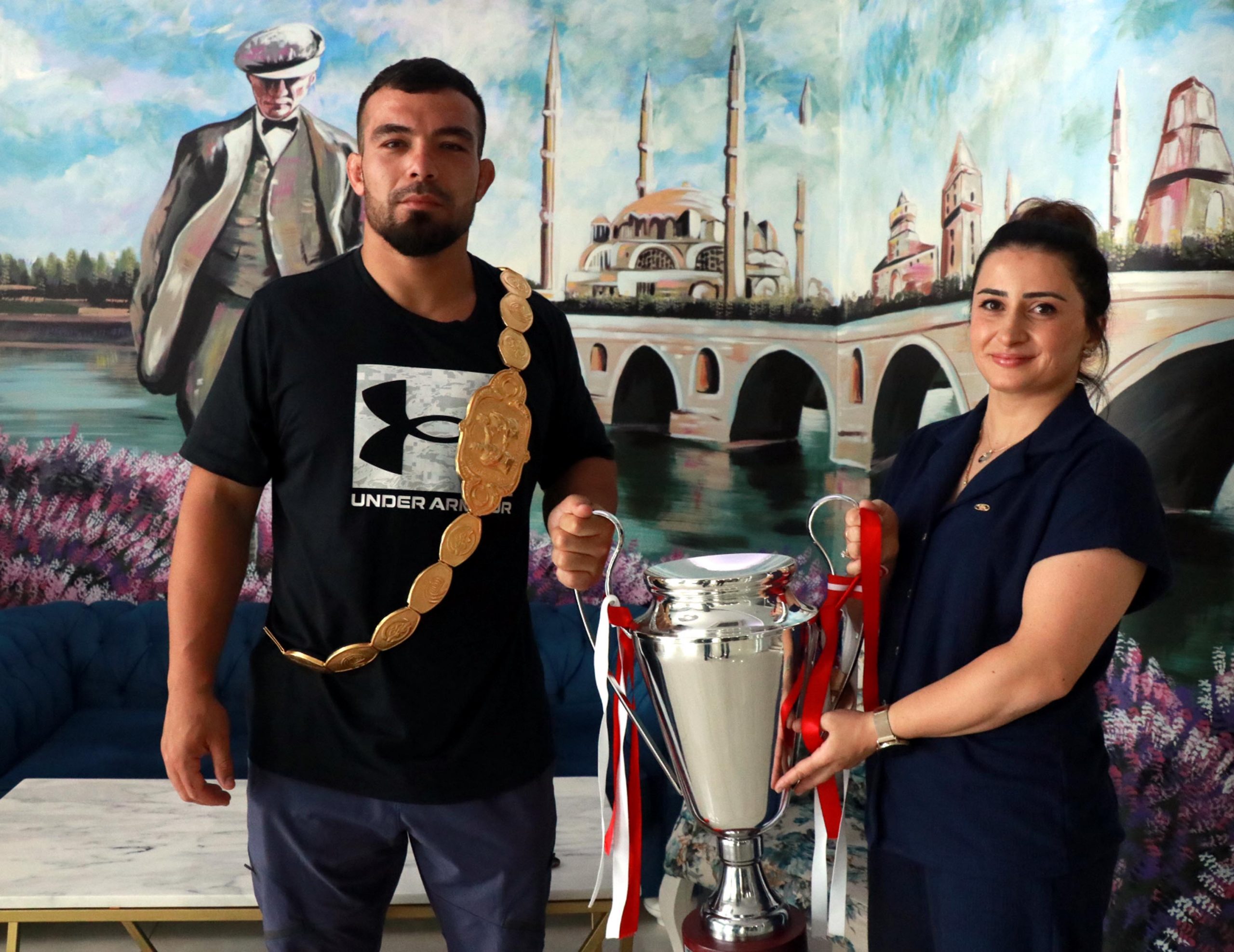 Başpehlivan Zeybek'in eşi: Kemeri alırsan boynuna atlarım diye ahdetmiştim