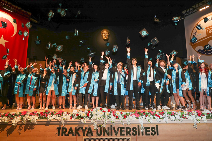 Trakya Üniversitesi Edebiyat Fakültesi, 2022-2023 Akademik Yılı mezuniyet töreni gerçekleştirildi. Öğrenciler, törende keplerini havaya atarak mezun olmanın sevincini yaşadı.