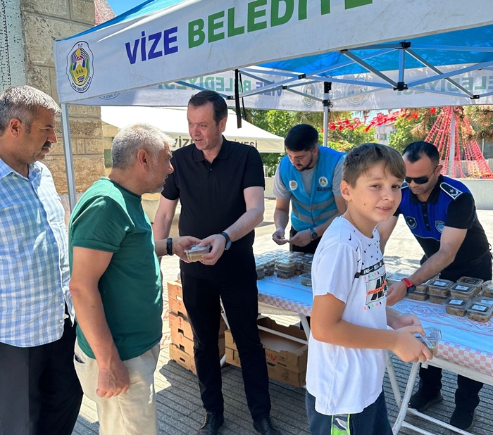 Vize Belediyesinden Vatandaşlara Aşure İkramı