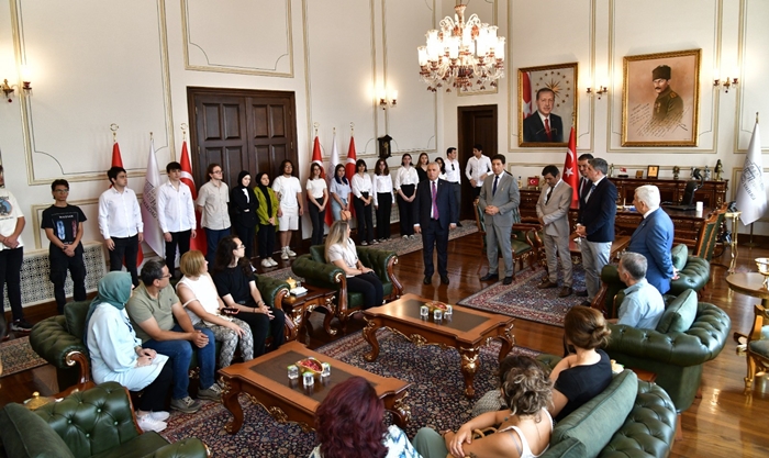YKS’de İlk 1000’e Giren Öğrencileri Kabul Etti