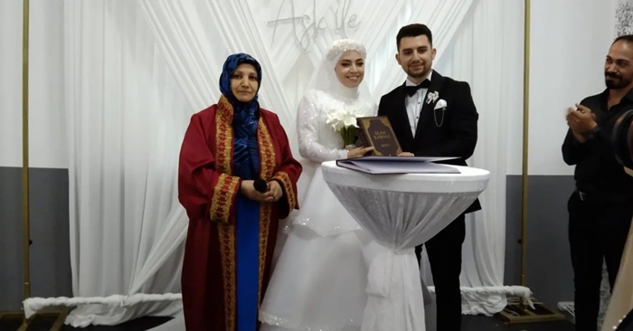 Nikahlarını Müftü Yardımcısı Hatun Özmen kıydı
