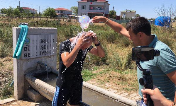 Yalakta yıkanıp, mahalledeki su sorununa tepki gösterdi