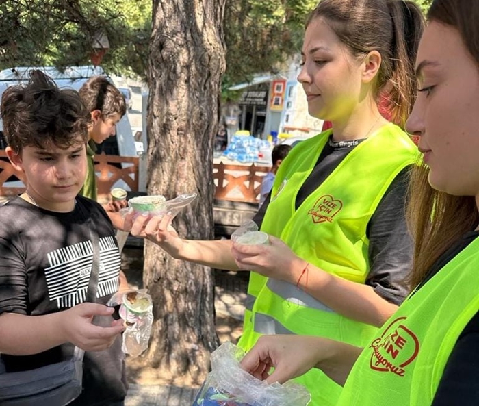 Vize Belediyesinden çocuklara her hafta dondurma ikramı