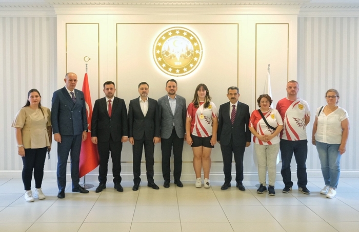Milli Sporcu Deniz’e tebrik ve teşekkürlerini sundular