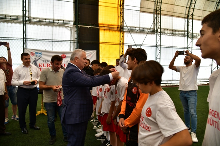 Vali Yıldırım Öğrencilere Madalya ve Kupalarını verdi
