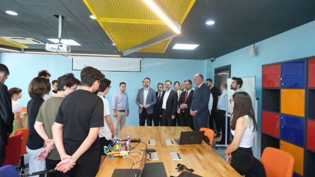 Eminoğlu’ndan DENEYAP Teknoloji Atölyelerine ziyaret
