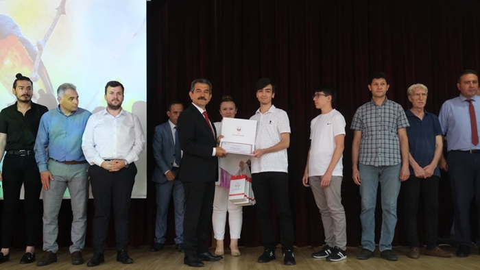 Kırklareli Valisi Birol Ekici, Başarılı Öğrencileri Tebrik Etti