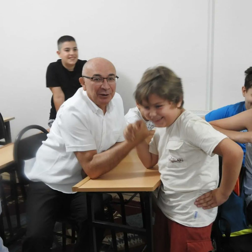 Kaymakam Yüce kursiyerler ile bilek güreşi yaptı
