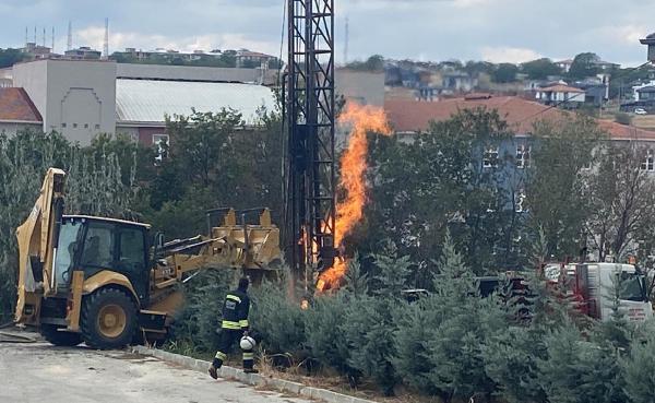 Doğal gaz borusu patladı; yangın üzerine kum dökülerek söndürüldü
