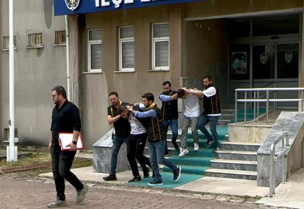 Satın aldıklarının parasını vermeyip, büfeci ile yanındakileri darbeden 2 kişi tutuklandı