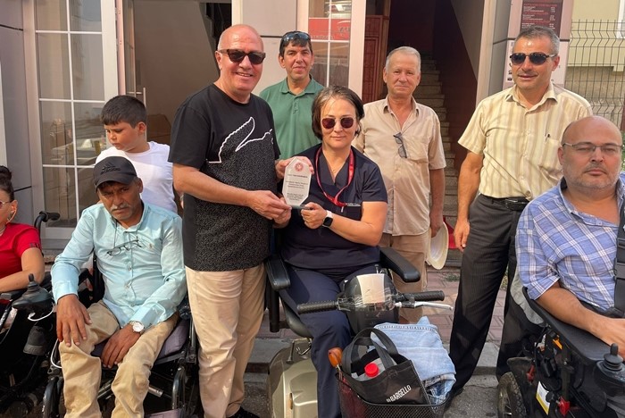 Başkan Kahraman’a desteklerinden dolayı plaket