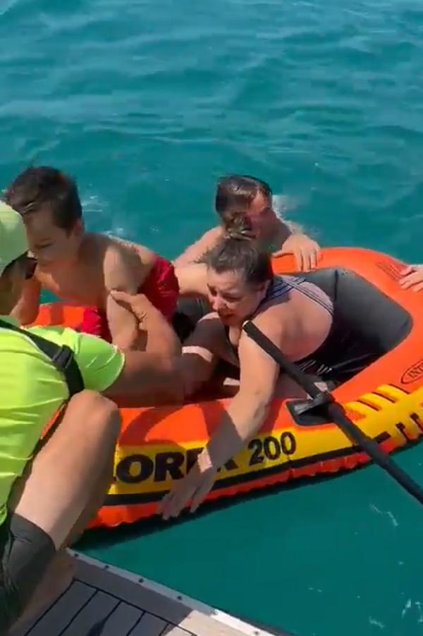 Sürüklenen bottaki anne ve oğluyla onlara yardıma gidip mahsur kalan 3 genç kurtarıldı