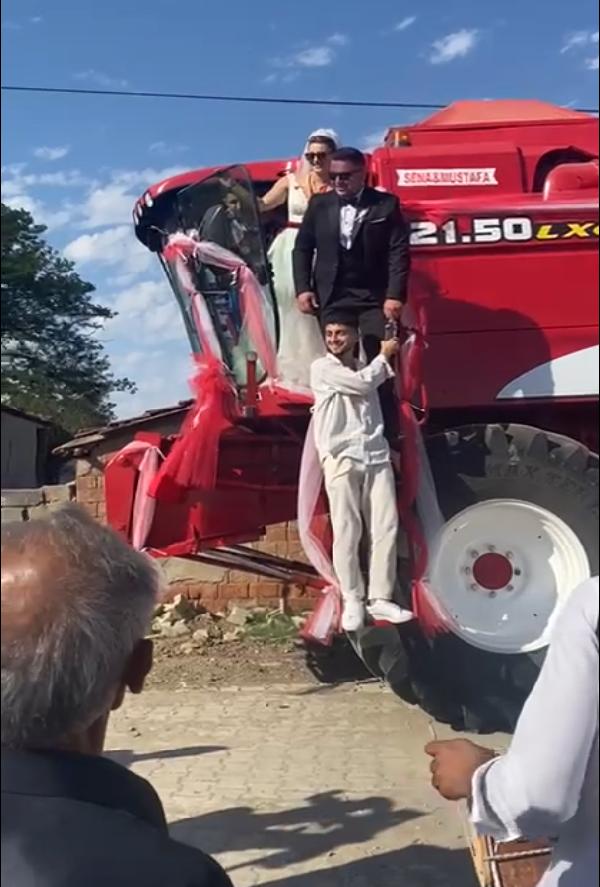 Biçerdöver, gelin arabası oldu
