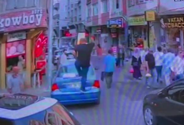 Kavga ettiği kişinin otomobilinin üzerine çıkıp camlarını kırdı