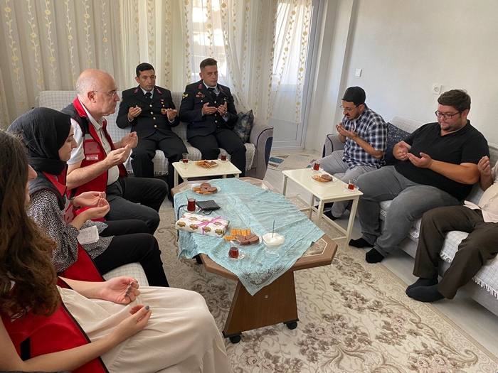 Şehit Ali Kandemir'in Seneidevriyesinde Selime Kandemir'e Ziyaret