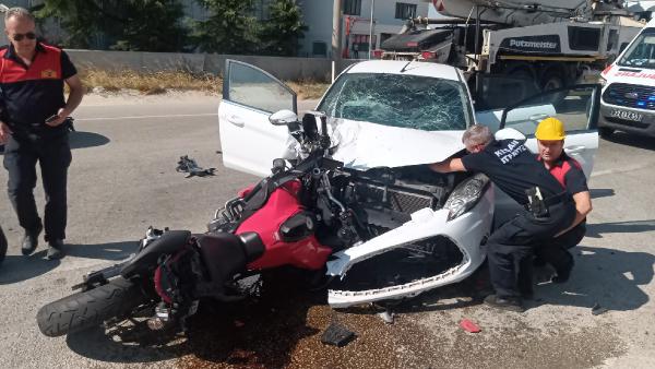 Motosiklet ile otomobilin çarpıştığı kaza kamerada: 1 ölü, 3 yaralı