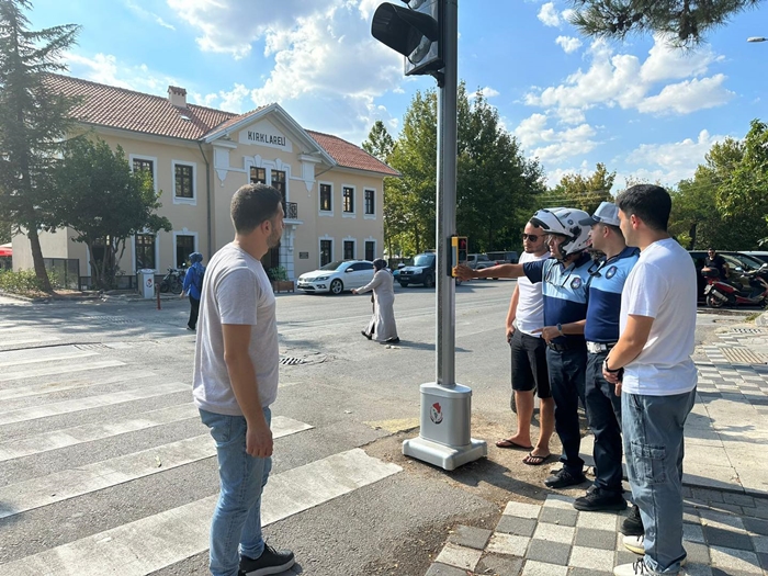 Gar Binası Önünde 