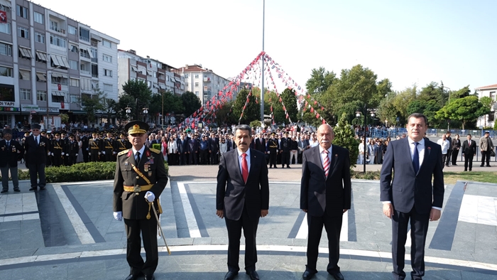 30 Ağustos Zafer Bayramı’nda Atatürk Anıtına Çelenk sunuldu