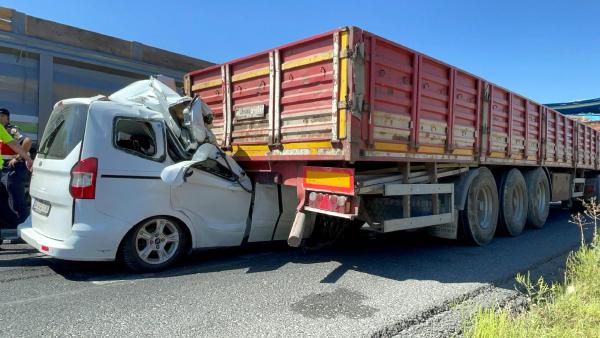 Hafif ticari araç TIR'a çarptı; 1 ölü, 1 yaralı
