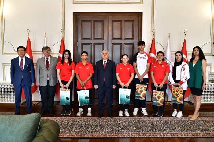 Dereceye giren öğrencileri makamında kabul etti